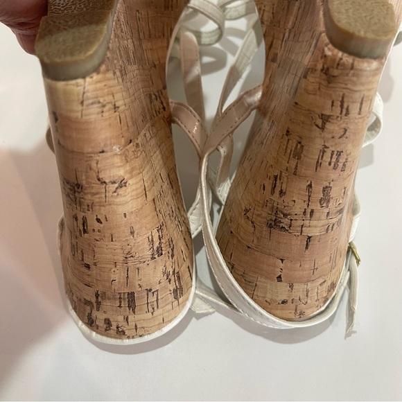 CHARMING CHARLIE size 11 white flowered cork wedge sandal flower accent straps - Picture 12 of 16